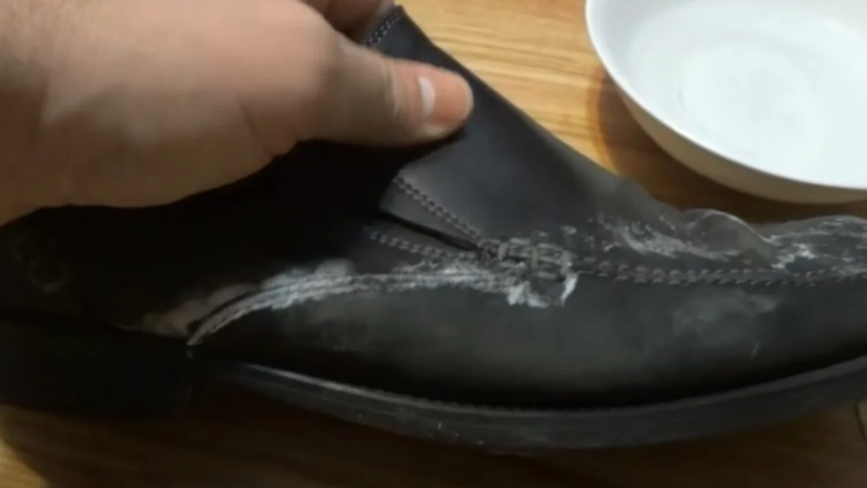 Špina po posypové soli vám zmizí z bot. Stačí tyto dvě přísady